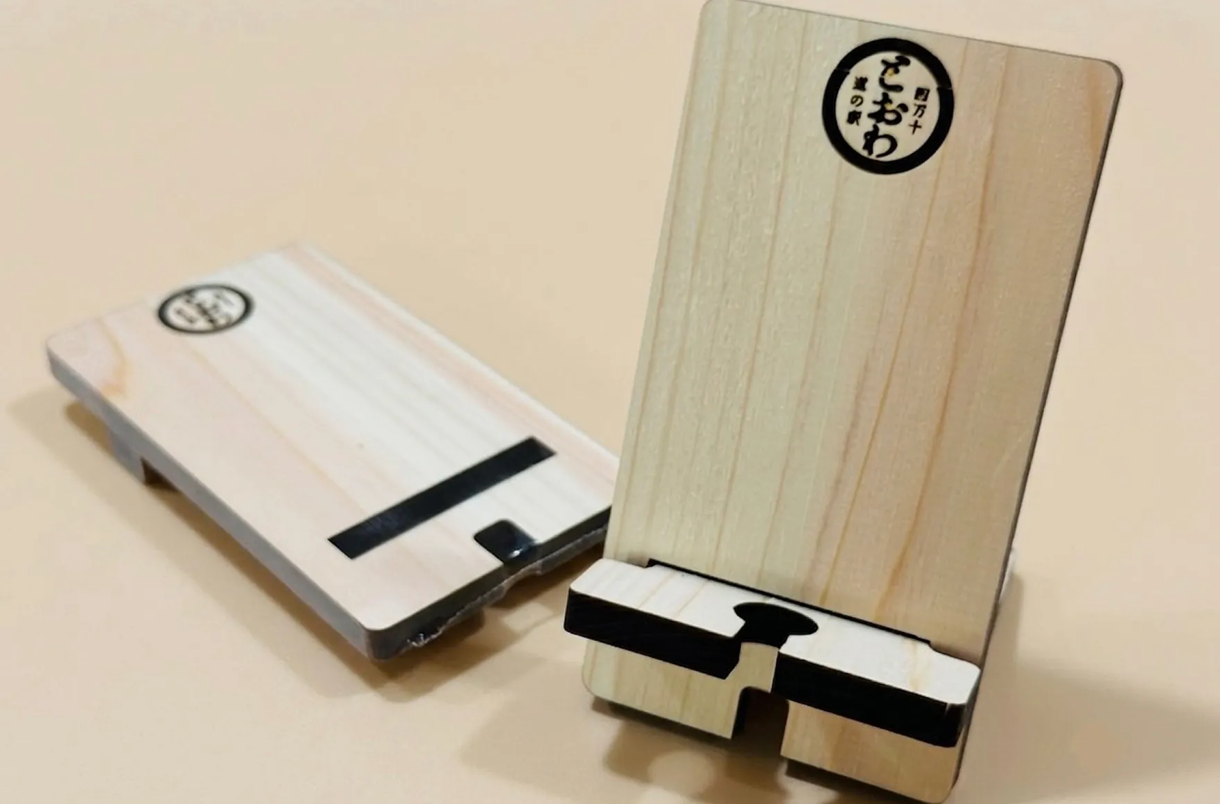 木製スマートフォンスタンドの製作事例